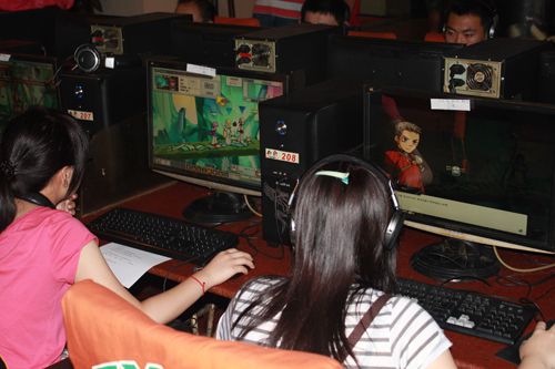 网吧包机 众美女热捧《艾尔之光》