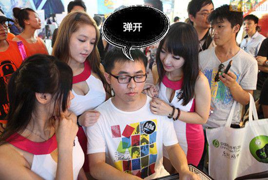 美人当前坐怀不乱 cj淡定哥首做回应 - 爱拍原创新闻中心