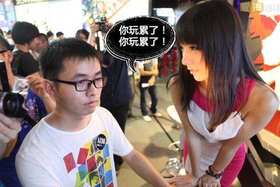 美人当前坐怀不乱 cj<em>淡定</em>哥首做回应 - <em>爱拍</em>原创